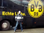 t vor dem Dortmunder Bus