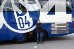 e vor dem Schalke Bus